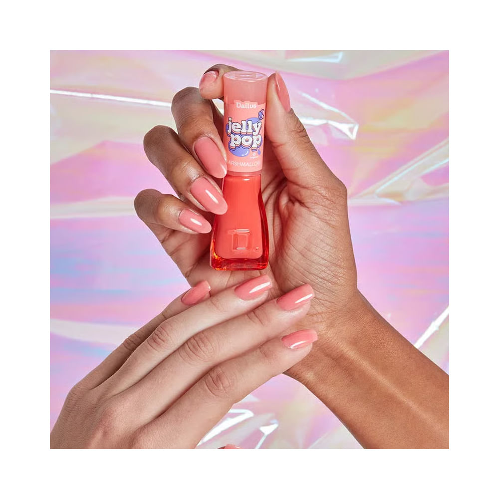 Unhas pintadas com esmalte Dailus Jelly Pop Marshmallow em fundo holográfico rosa e lilás